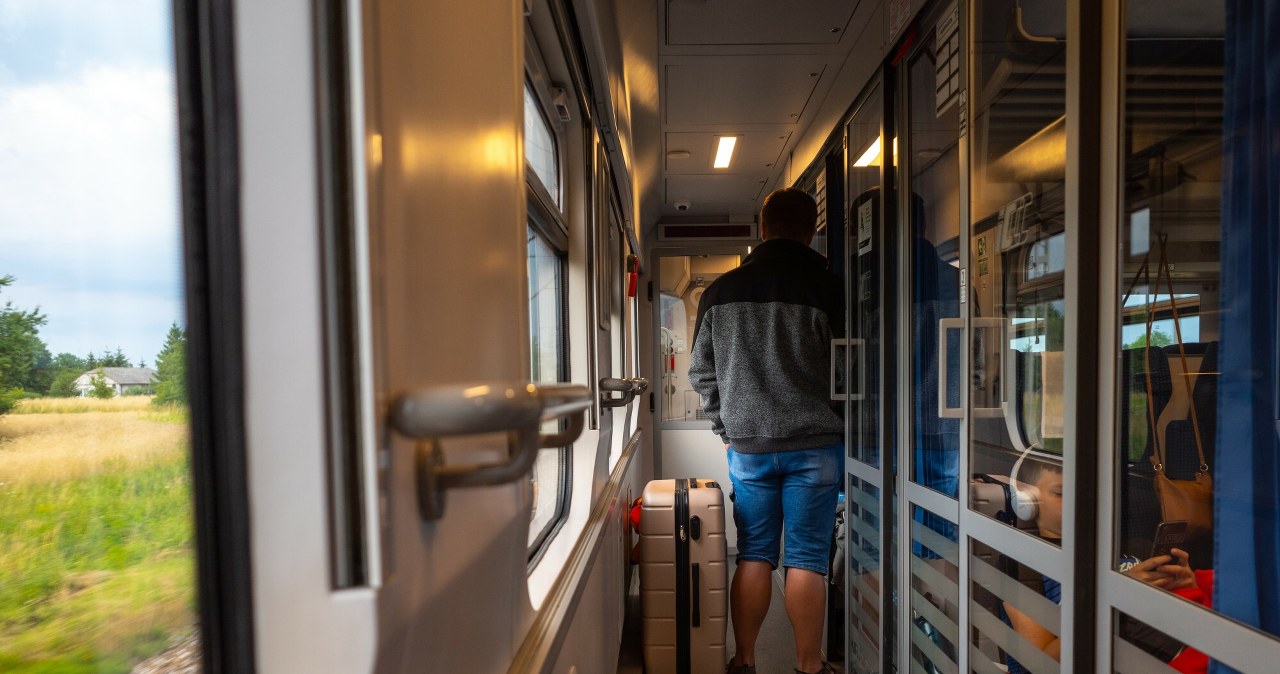 Czy wypada zdjąć obuwie w wagonie? Można popełnić poważne faux pas