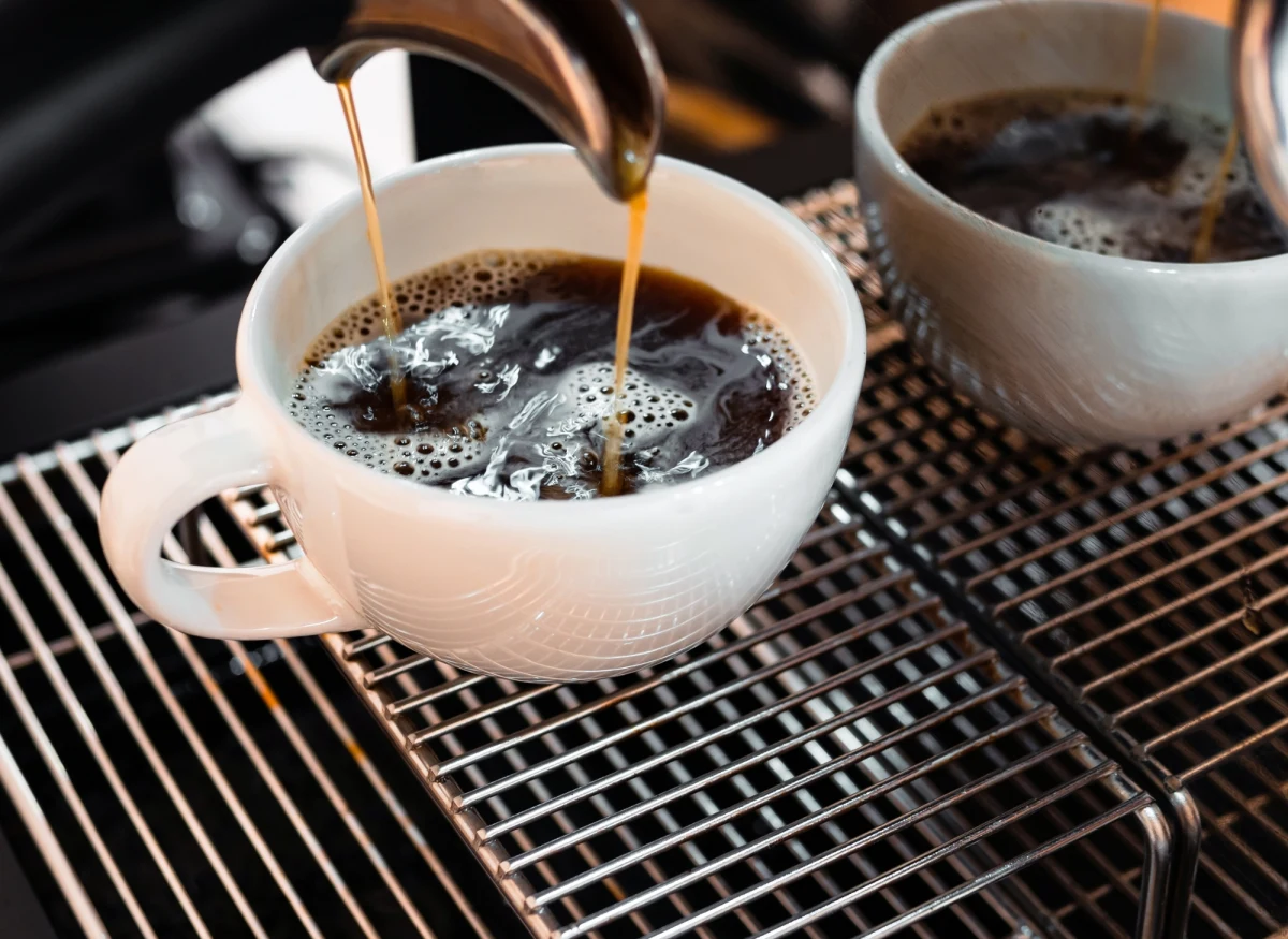 Kawa drożeje w zastraszającym tempie. W maju tego roku kawa mielona była w sklepach o ponad 25 proc. droższa niż rok wcześniej. Ceny kawy rozpuszczalnej z kolei wzrosły w tym samym czasie o 20,3 procent. Tak wynika z raportu Grupy Blix i Hiper-Com Poland. Eksperci przewidują, że wzrost cen może wyhamować, ale na krótko.