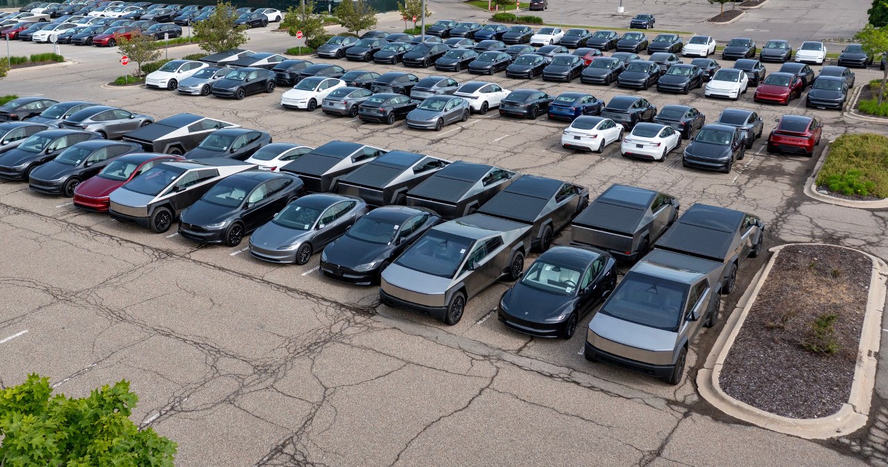 Kilkaset Tesli zalega na parkingu centrum handlowego. Sprawa w sądzie