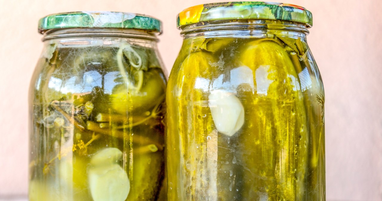 Ogórki kiszone zmętniały? Winny jest banalny błąd, który popełnia wiele osób