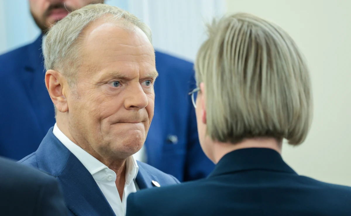 "Jeśli nie wiecie, jak się zachować, to na wszelki wypadek zachowajcie się przyzwoicie. I nie dajcie się podzielić" - zaapelował do koalicjantów premier Donald Tusk. Szef rządu podkreślił, że - w związku z rozmowami nt. rekonstrukcji rządu - liderów koalicji rządzącej czeka "poważna próba".