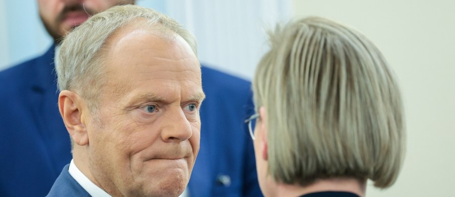 "Jeśli nie wiecie, jak się zachować, to na wszelki wypadek zachowajcie się przyzwoicie. I nie dajcie się podzielić" - zaapelował do koalicjantów premier Donald Tusk. Szef rządu podkreślił, że - w związku z rozmowami nt. rekonstrukcji rządu - liderów koalicji rządzącej czeka "poważna próba".