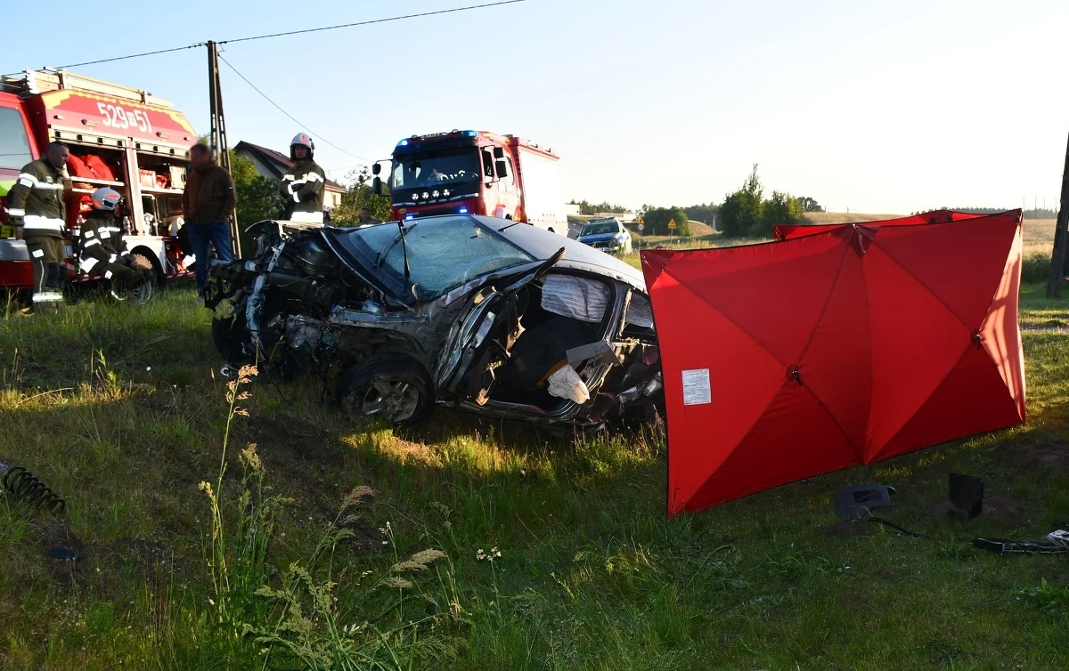 26-latek zginął na miejscu, a trójka młodych ludzi w wieku 20, 22 i 23 lat trafiła do szpitala - to tragiczny bilans wypadku, do którego doszło w nocy z środy na czwartek w miejscowości Konopki na Mazowszu.