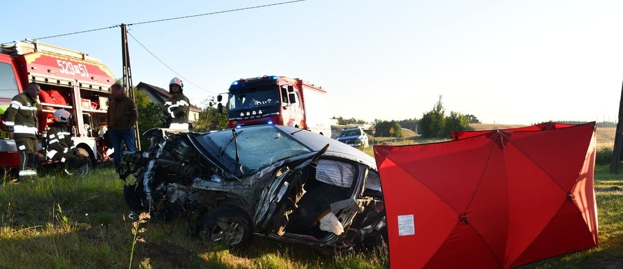 26-latek zginął na miejscu, a trójka młodych ludzi w wieku 20, 22 i 23 lat trafiła do szpitala - to tragiczny bilans wypadku, do którego doszło w nocy z środy na czwartek w miejscowości Konopki na Mazowszu.