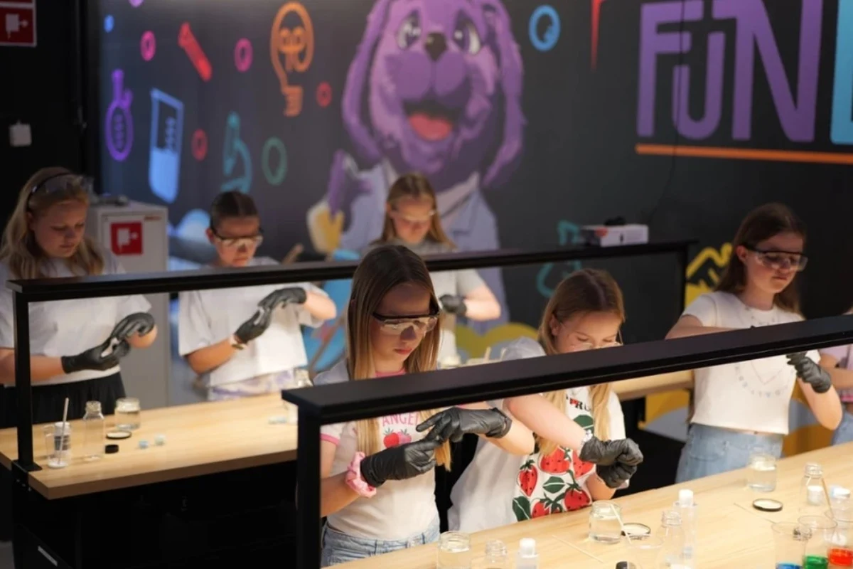 Rodzice dobrze wiedzą, że udane wakacje z dzieckiem to nie tylko wyjazd, ale czas pełen emocji, ruchu i odkryć. Właśnie dlatego Funzeum w Gliwicach – Centrum Dziecięcej Wyobraźni – przygotowało na lato program, który łączy zabawę pobudzającą wszystkie zmysły, odkrywanie przez działanie i kreatywne warsztaty, prowadzone przez animatorów.