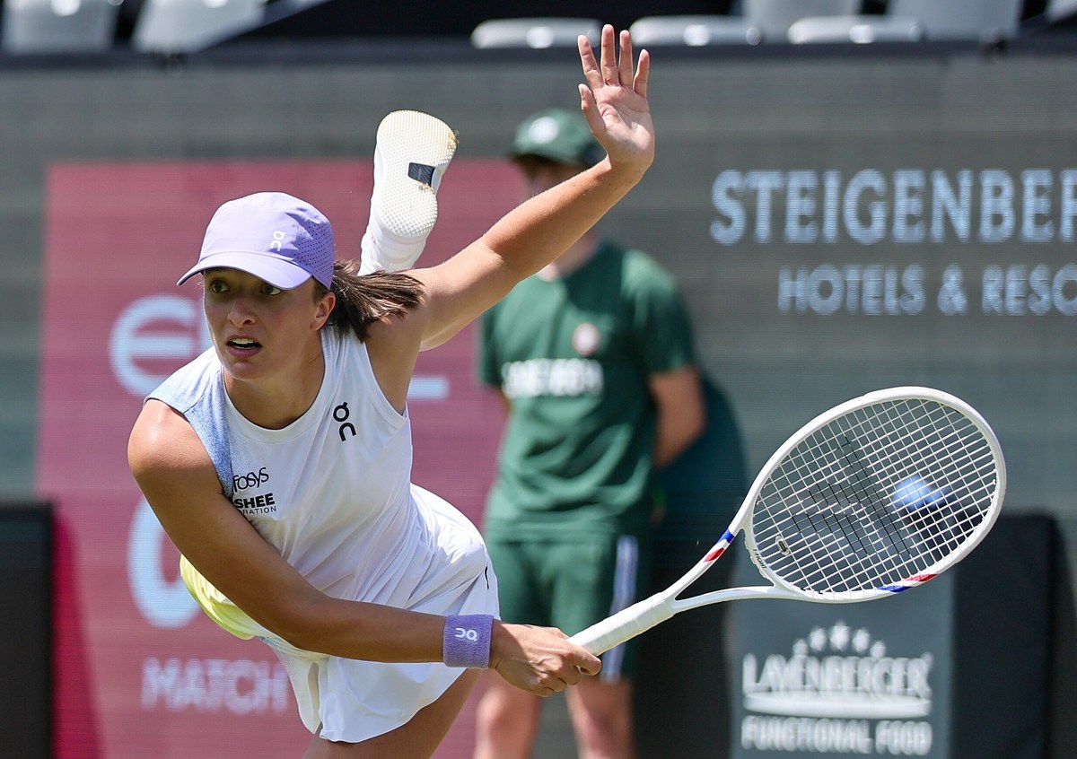 ​Pojedynek Igi Świątek z Rosjanką Jekateriną Aleksandrową w ćwierćfinale tenisowego turnieju WTA 500 na kortach trawiastych w niemieckim Bad Homburg został przerwany w drugim secie z powodu deszczu. Rozstawiona z "czwórką" Polka po zwycięstwie w pierwszej partii 6:4, zeszła na przerwę, przegrywając 3:4. Po powrocie na kort mecz nie stracił na zaciętości. O losie drugiego seta decydował tie-break. W nim lepsza była Polka, wygrywając 6:4, 7:6 (7-5). Jej rywalką w półfinale będzie Włoszka Jasmine Paolini.