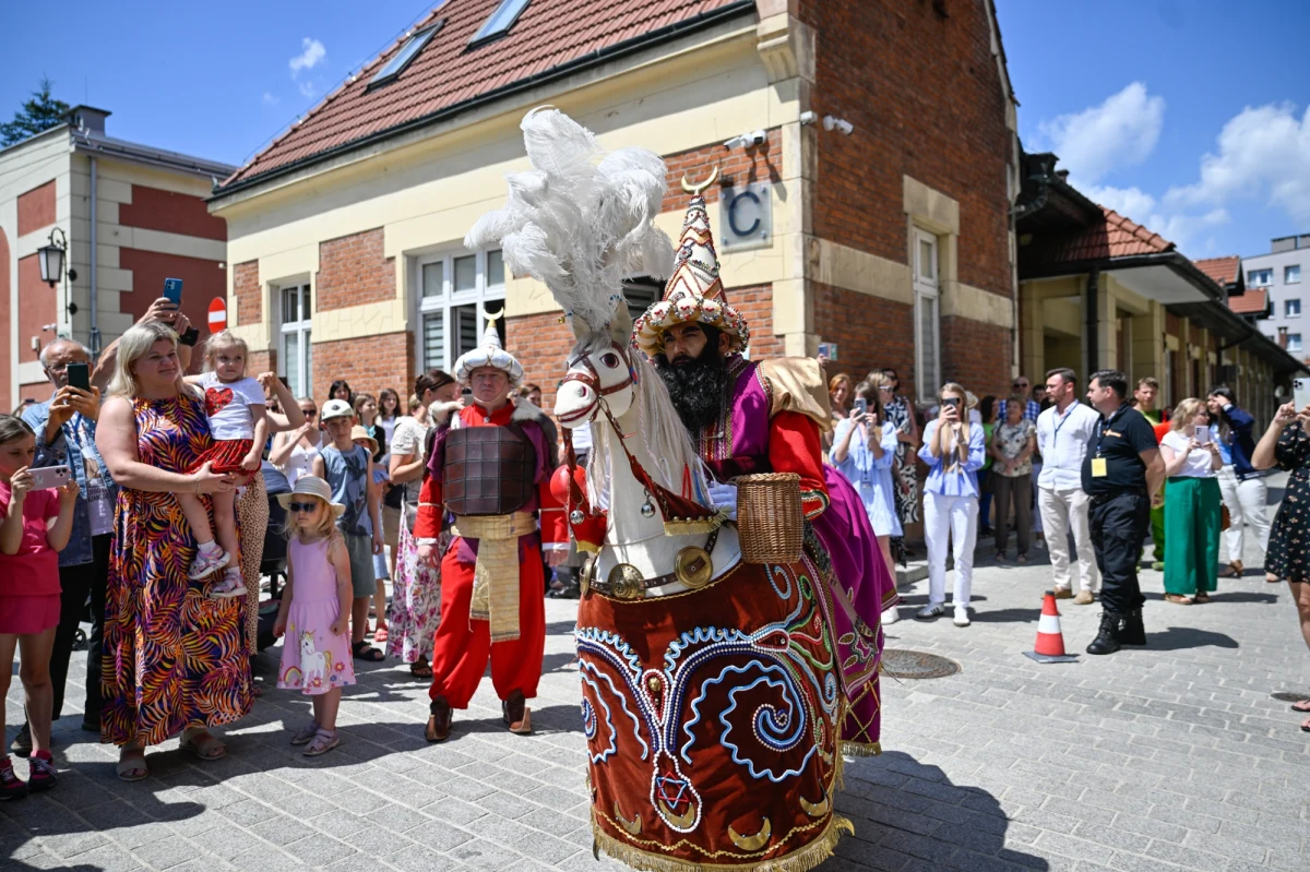 "Nie można zaczynać od szaleństw, trzeba troszkę jak maratończyk rozkładać siły, kiedy jest upał" - powiedział Polskiej Agencji Prasowej Mariusz Glonek, który w czwartek po raz trzeci wcielił się w rolę Lajkonika. Osobę uderzoną jego buławą czeka szczęście przez cały rok. Chętnych na trasie pochodu Lajkonika nie brakowało - przybyli zarówno turyści, jak i mieszkańcy Krakowa.