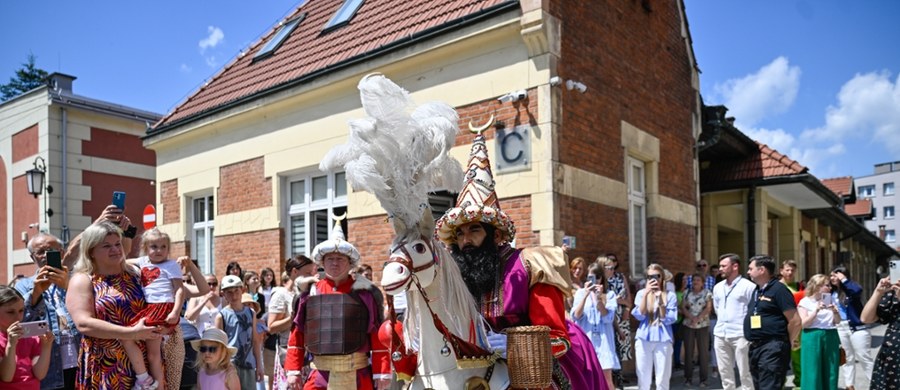"Nie można zaczynać od szaleństw, trzeba troszkę jak maratończyk rozkładać siły, kiedy jest upał" - powiedział Polskiej Agencji Prasowej Mariusz Glonek, który w czwartek po raz trzeci wcielił się w rolę Lajkonika. Osobę uderzoną jego buławą czeka szczęście przez cały rok. Chętnych na trasie pochodu Lajkonika nie brakowało - przybyli zarówno turyści, jak i mieszkańcy Krakowa.