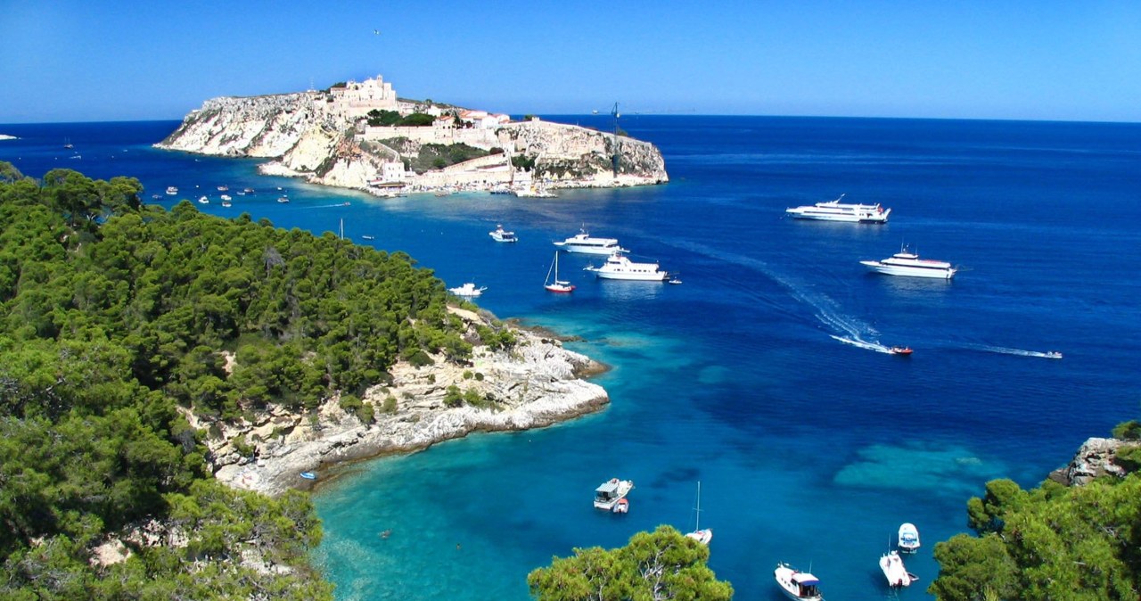 Lazurowe morze skrywa podwodny skarb. Mało kto zna ten włoski archipelag