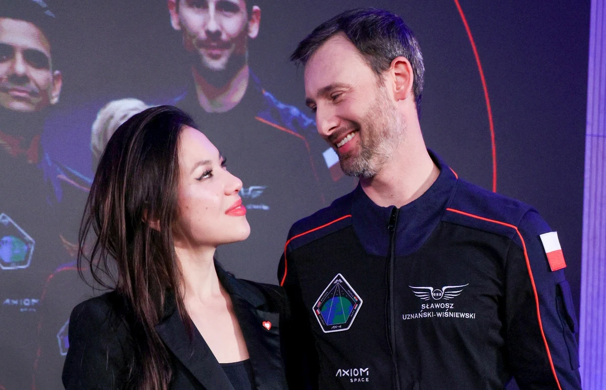 "Zadzwoń, jak dotrzesz" - można usłyszeć często od bliskiej osoby. Choć brzmi to abstrakcyjnie w kontekście podróży w Kosmos, w tym przypadku też musiało tak być. Aleksandra Uznańska-Wiśniewska, żona Sławosza Uznańskiego-Wiśniewskiego, który w czwartek o godz. 14:25 dotarł z załogą Ax-4 na Międzynarodową Stację Kosmiczną, poinformowała o pierwszym telefonie męża.