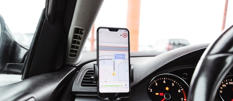 Na wybrzeżu nadal obowiązują ostrzeżenia Polskiej Agencji Żeglugi Powietrznej przed możliwymi zakłóceniami sygnału GPS i spoofingiem, czyli fałszowaniem sygnału. W ostatnich tygodniach alarmują o nich operatorzy dronów, którzy skarżą się na trudności z ich kontrolą i nietypowym zachowaniu maszyn. W odpowiedzi na te doniesienia kpt. Maria Maj, rzeczniczka prasowa Centrum Operacji Powietrznych - Dowództwo Komponentu Powietrznego, podkreśliła, że każda informacja o potencjalnych zakłóceniach jest dokładnie analizowana. 