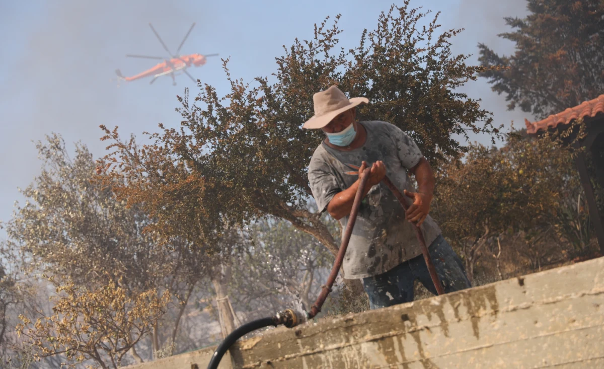 Lato ledwo się zaczęło, a w Grecji już szaleją pożary. W czwartek tamtejsze władze zarządziły ewakuację czterech miejscowości położonych na południe od stolicy, Aten. Strażacy toczą nierówną walkę z żywiołem.