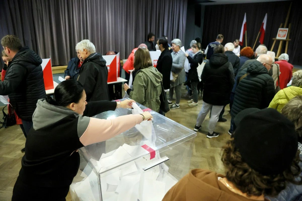 Bliskość poglądów, wizerunek, potrzeba zmiany czy sprzeciw wobec duopolu - to najczęstsze motywacje, którymi kierowali się Polacy podczas głosowania w pierwszej turze wyborów prezydenckich. CBOS opublikował szczegółowe wyniki sondażu, w którym wyborcy wyjaśnili, dlaczego poparli konkretnych kandydatów.