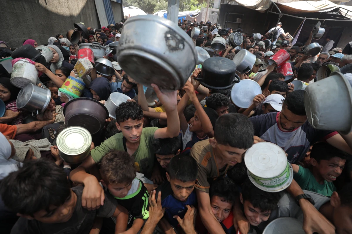 Premier Izraela Benjamin Netanjahu podczas rozmowy z prezydentem USA Donaldem Trumpem zgodził się na zakończenie wojny w Strefie Gazy w przeciągu dwóch tygodni. Takie informacje przynosi dziennik "Israel Hajom". Plan obydwu przywódców zakłada też uznanie Izraela przez kolejne państwa arabskie w ramach tzw. Porozumień Abrahamowych. W zamian Izrael ma "zadeklarować swoją gotowość do rozwiązania konfliktu z Palestyńczykami w ramach rozwiązania dwupaństwowego".