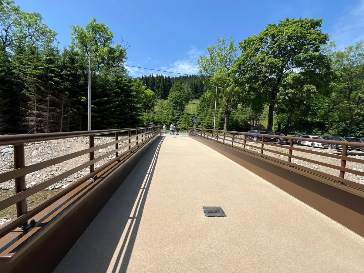 W czwartek w Bielicach koło Stronia Śląskiego w województwie dolnośląskim odbyło się otwarcie mostu zniszczonego w czasie wrześniowej powodzi. Dla mieszkańców, ale także właścicieli obiektów turystycznych to kamień zdjęty z serca, bo woda zabrała całą konstrukcję i ruch był bardzo utrudniony.