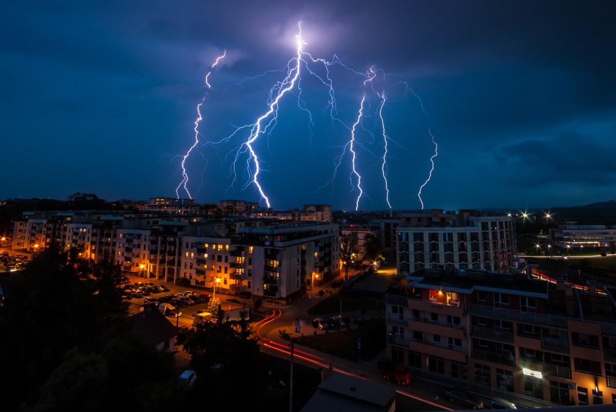 Superkomórka burzowa przechodzi nad Polską. To niebezpieczna noc