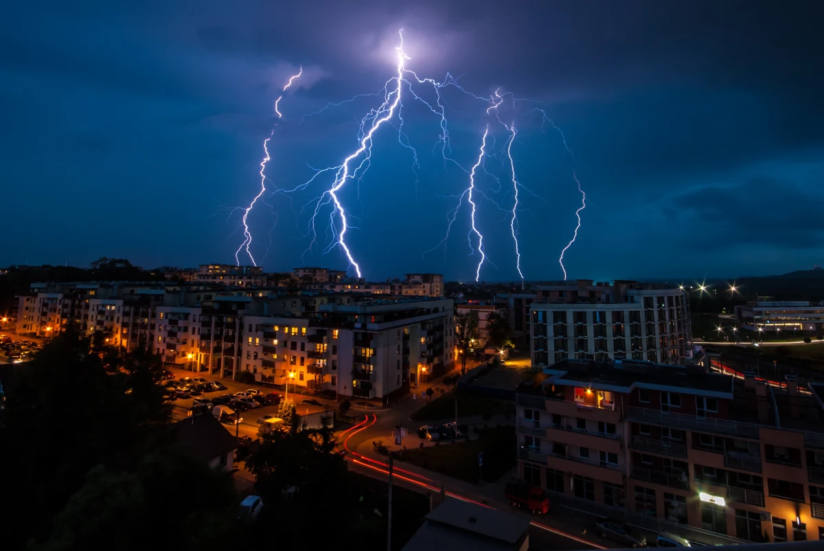 Jedna poszkodowana osoba i mnóstwo interwencji - to bilans szkód wyrządzonych przez nawałnicę, która przechodziła wieczorem i w nocy przez województwo zachodniopomorskie. Groźnie było w miejscowościach takich Gryfino, Chojna, Myślibórz i Szczecin. Superkomórka burzowa dawała się we znaki w całej zachodniej i centralnej Polsce. 