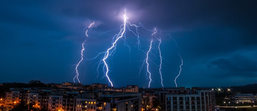Jedna poszkodowana osoba i mnóstwo interwencji - to bilans szkód wyrządzonych przez nawałnicę, która przechodziła wieczorem i w nocy przez województwo zachodniopomorskie. Groźnie było w miejscowościach takich Gryfino, Chojna, Myślibórz i Szczecin. Superkomórka burzowa dawała się we znaki w całej zachodniej i centralnej Polsce. 