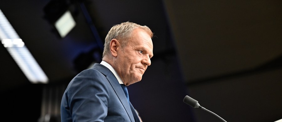 "Wydaje się, że wreszcie dotarło do wszystkich, że stanowisko prezydenta Trumpa i administracji waszyngtońskiej jest jednoznaczne –  skończyły się wakacje wojskowe dla Europy" - powiedział po zakończeniu unijnego szczytu premier Donald Tusk. Zaznaczył, że to za polskiej prezydencji Europa zdecydowała o podniesieniu wydatków na obronność do 5 proc. PKB i postawiła na ochronę granic zewnętrznych.