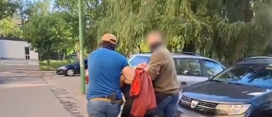 Śląscy policjanci zatrzymali cztery osoby w śledztwie w sprawie sprzed pięciu lat. Chodzi o pozbawienie wolności i zabójstwo 39-latka, którego ciało znaleziono w 2020 r. w rejonie Bielawy (Dolnośląskie). Ofiara była więziona przez kilkanaście dni, zanim została pozbawiona życia. Tłem zbrodni miały być nieporozumienia finansowe - wynika z ustaleń śledczych.