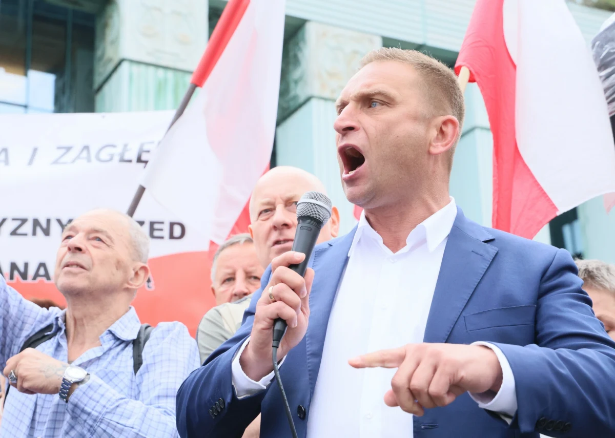 Sąd Najwyższy uznał w piątek za zasadne zarzuty protestu wyborczego wobec 11 obwodowych komisji wyborczych, w których przeprowadzono oględziny kart wyborczych po II turze wyborów prezydenckich. Uznał zarazem, że nieprawidłowości te nie miały wpływu na ogólny wynik wyborów. Przed budynkiem sądu głośno demonstrują dwie duże grupy manifestantów. 