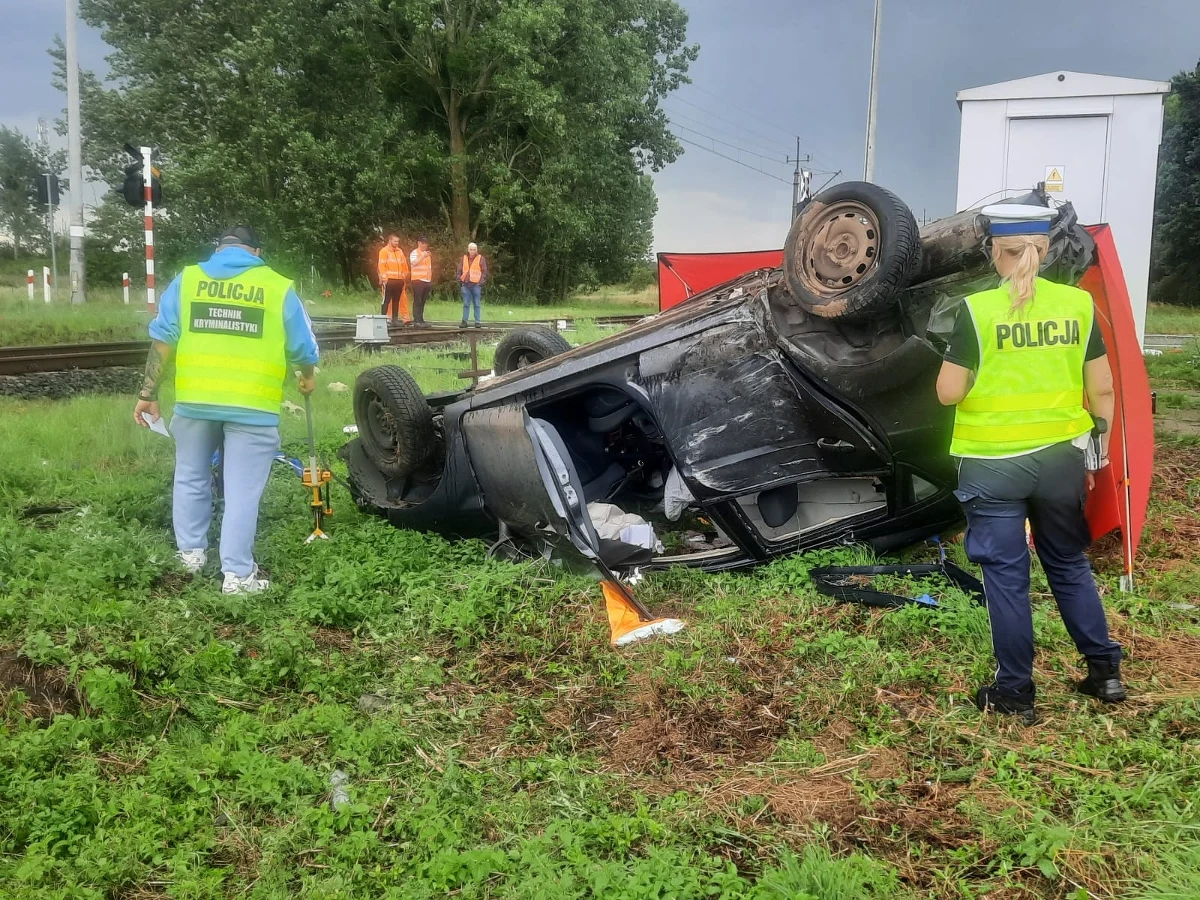 Tragiczny wypadek na przejeździe kolejowym w wielkopolskim Tarnowie. Jedna osoba zginęła w zderzeniu pociągu z samochodem osobowym. 