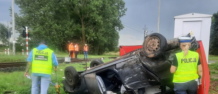 Tragiczny wypadek na przejeździe kolejowym w wielkopolskim Tarnowie. Jedna osoba zginęła w zderzeniu pociągu z samochodem osobowym. 