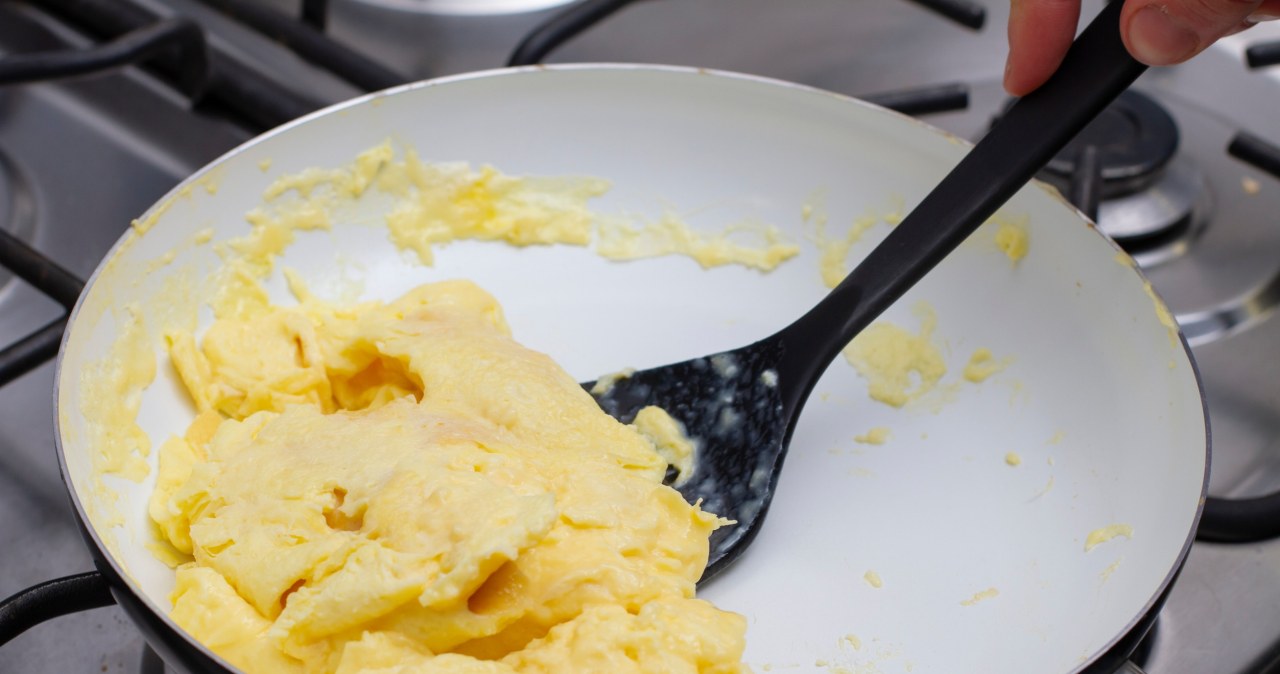 Prosty trik przy smażeniu jajecznicy. Konsystencja będzie idealna