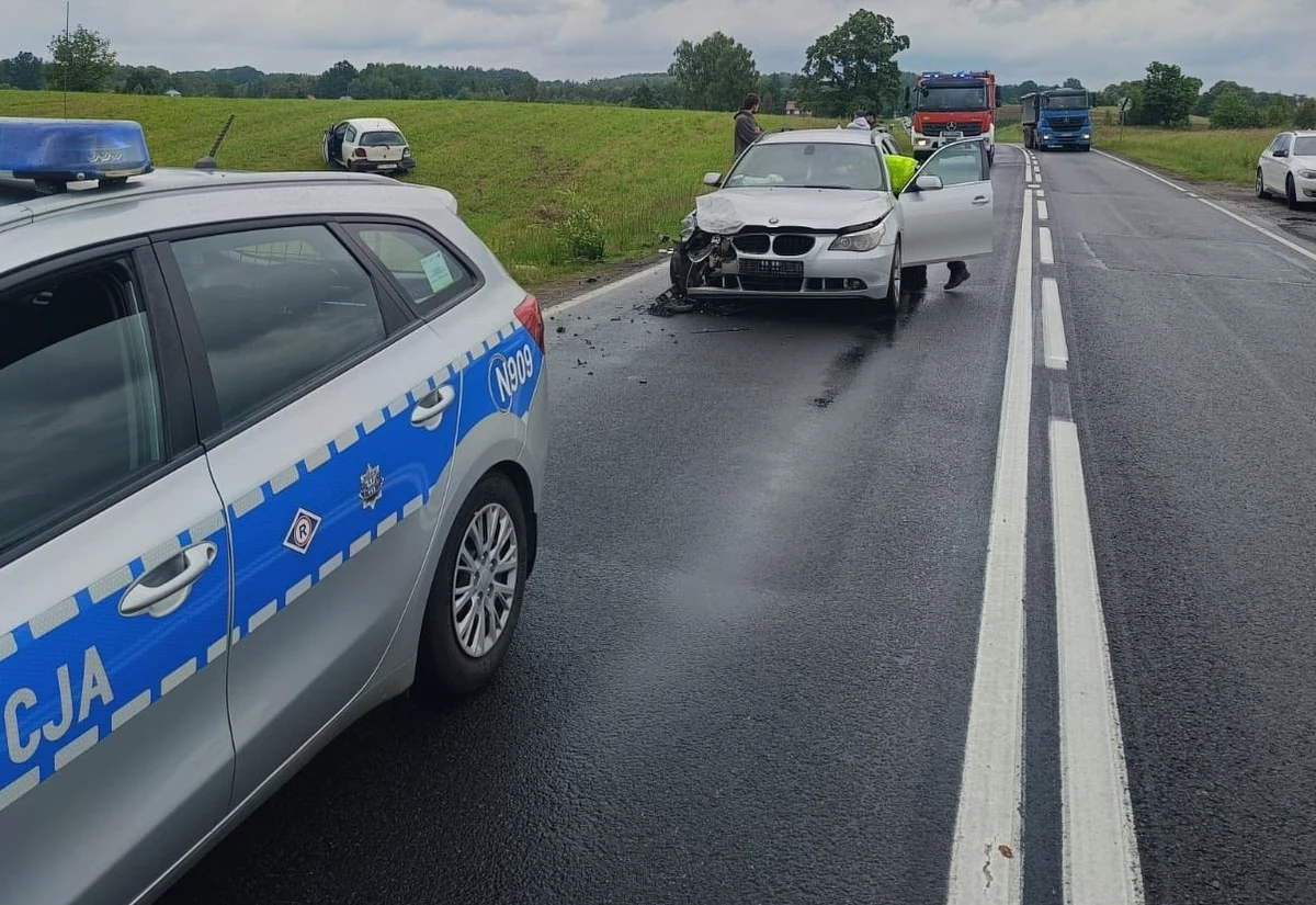 W południe w Miłocicach (Pomorskie) na drodze krajowej nr 20 toyota zderzyła się z bmw. Rannych jest pięć osób, w tym 2-letnie dziecko i dwie 16-letnie dziewczyny - relacjonuje dziennikarz RMF FM Stanisław Pawłowski.