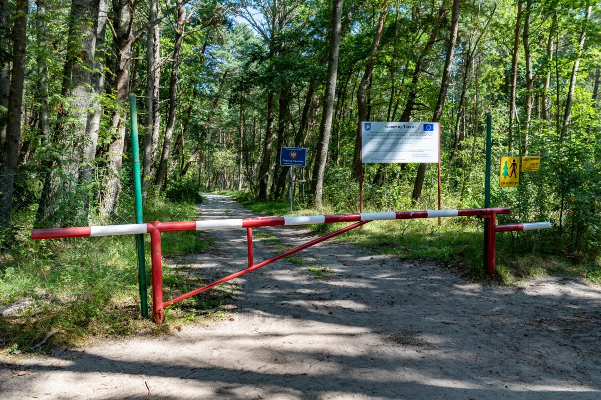 "Polsko-rosyjska granica to nie atrakcja turystyczna ani miejsce na spacer, robienie zdjęć czy zwiedzanie" - apeluje komendant Warmińsko-Mazurskiego Oddziału Straży Granicznej płk Daniel Wojtaszkiewicz. "Przed zbliżającymi się wakacjami ostrzegamy, że za naruszenie przepisów obowiązujących w strefie nadgranicznej grozi mandat w wysokości nawet 500 zł" - dodaje.