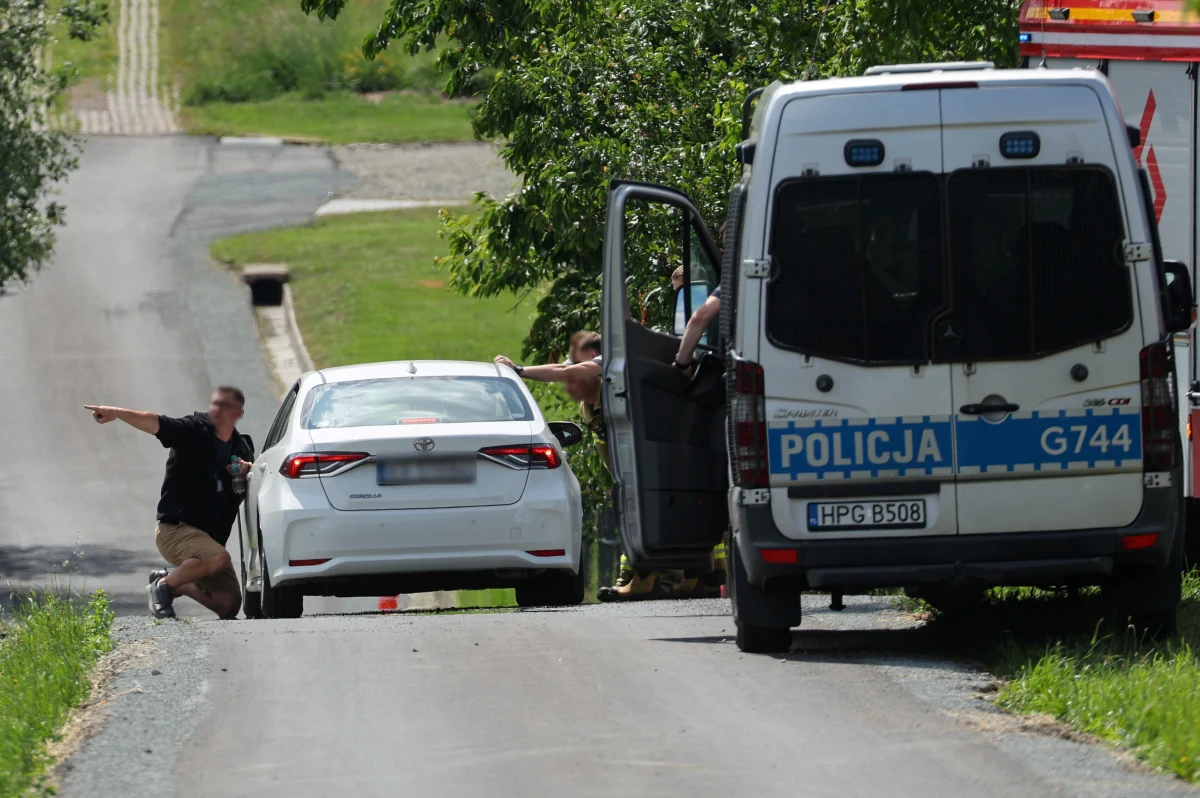 Dramatyczne sceny rozegrały się w piątek przed południem w Starej Wsi w gminie Limanowa (woj. małopolskie). W jednym z domów doszło do strzelaniny. Policja poinformowała, że dwie osoby nie żyją, a jedna została ranna. Trwa obława. Sprawca uciekł do lasu. Znaleziono już samochód, którym miał się poruszać. 
