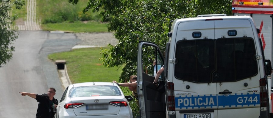 Dramatyczne sceny rozegrały się w piątek przed południem w Starej Wsi w gminie Limanowa (woj. małopolskie). W jednym z domów doszło do strzelaniny. Policja poinformowała, że dwie osoby nie żyją, a jedna została ranna. Trwa obława. Sprawca uciekł do lasu. Znaleziono już samochód, którym miał się poruszać. 