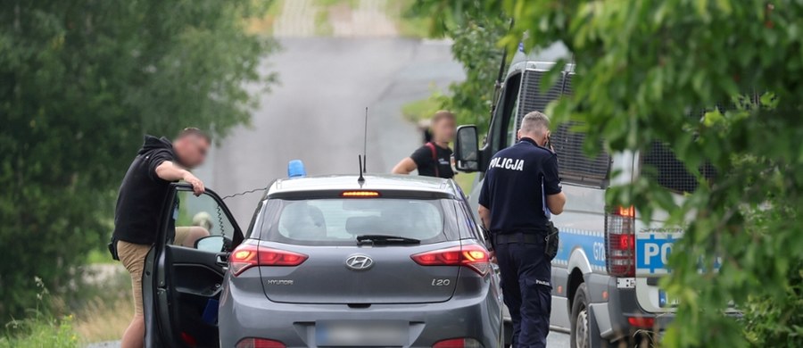Trwają poszukiwania 57-letniego Tadeusza Dudy, który jest podejrzewany o zastrzelenie dwóch osób w Starej Wsi koło Limanowej w Małopolsce. Choć mundurowi znaleźli pojazd, którym poruszał się mężczyzna, to jak przekazała w rozmowie z RMF FM rzeczniczka małopolskich policjantów podinsp. Katarzyna Cisło - niewykluczone, że ścigany podczas ucieczki skorzystał z czyjejś podwózki.