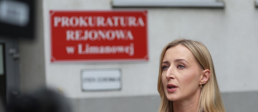 "57-letni sprawca strzelaniny nie miał pozwolenia na broń, zatem była przez niego posiadana nielegalnie (...). Za zabójstwo może grozić mu kara nawet dożywotniego pozbawienia wolności" - powiedziała w piątek prok. Justyna Rataj-Mykietyn z Prokuratury Okręgowej w Nowym Sączu, odnosząc się do makabrycznej strzelaniny, do której doszło przed południem w Starej Wsi w gminie Limanowa w Małopolsce. Poinformowała także, że w chwili zdarzenia w domu przebywała roczna córeczka zastrzelonego małżeństwa. Nic jej się nie stało.