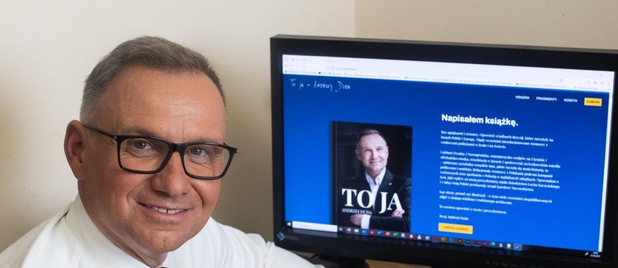 Prezydent Andrzej Duda pochwalił się w piątek na platformie X, że napisał książkę zatytułowaną "To ja, Andrzej Duda". Zareklamował ją jako "opowieść o kulisach decyzji, które zaważyły na losach Polski i Europy, szczerą opowieść o życiu i prezydenturze". Książka ma 640 stron i ponad 250 ilustracji.