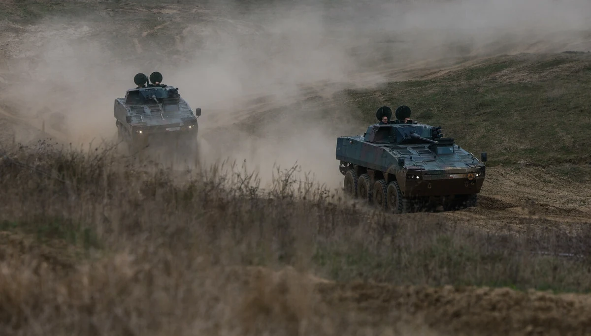 Na terenie jednostki wojskowej w Załuskach koło Nidzicy w Warmińsko-Mazurskiem doszło do wypadku Rosomaka - ustalił reporter RMF FM Piotr Bułakowski. Nie żyje jeden z żołnierzy, drugi został ranny. "Mamy w tej chwili dużo nowego uzbrojenia, nowych żołnierzy, znacznie intensywniejsze szkolenie, bo przygotowujemy armię do realnych wyzwań. Stąd też niestety takie tragiczne sytuacje czasem się zdarzają. Chciałbym, żeby ich nie było, ale się zdarzają" - komentuje w rozmowie z Jakubem Śliwińskim w internetowym Radiu RMF24 generał Roman Polko, były dowódca jednostki GROM.