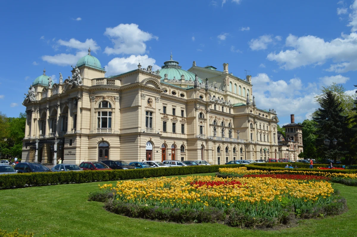 W piątek, 27 czerwca rozpoczął się oficjalnie kompleksowy remont Teatru im. Słowackiego w Krakowie. Dach zostanie wyremontowany według pierwotnego projektu Jana Zawiejskiego, powstanie też teatralna biblioteka