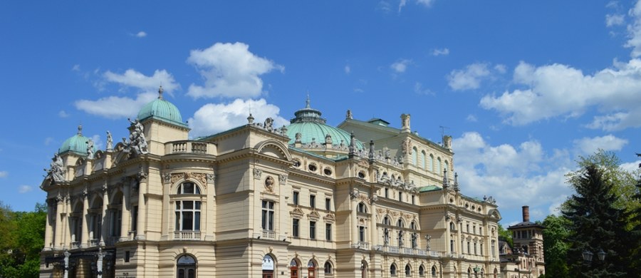 W piątek, 27 czerwca rozpoczął się oficjalnie kompleksowy remont Teatru im. Słowackiego w Krakowie. Dach zostanie wyremontowany według pierwotnego projektu Jana Zawiejskiego, powstanie też teatralna biblioteka