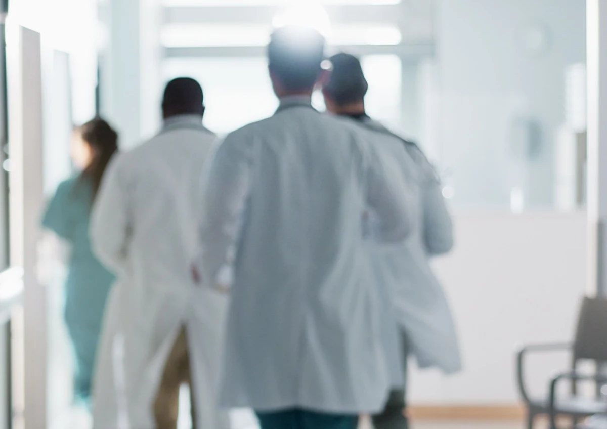 Okręgowy Sąd Lekarski w Poznaniu wydał w piątek przełomowe orzeczenia w sprawie działań lekarzy podczas pandemii Covid-19. Siedmioro medyków uznano za winnych naruszenia zasad ochrony zdrowia. Mieli oni rozpowszechniać poglądy sprzeczne z aktualną wiedzą medyczną. Czterech z nich otrzymało naganę, jeden - upomnienie, a w dwóch przypadkach, ze względu na niewielką szkodliwość czynów, odstąpiono od wymierzenia kary. To pierwsze w kraju orzeczenia w tego typu sprawie.