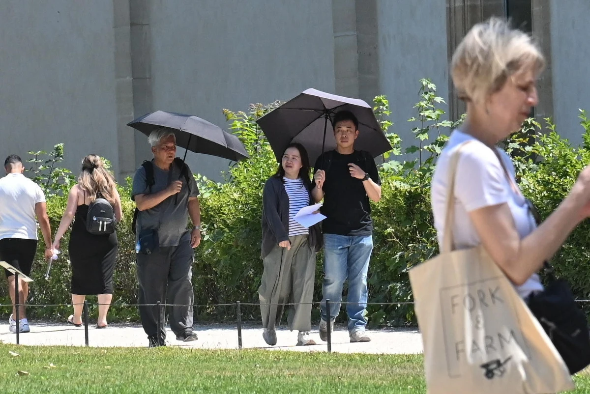 Fala upałów objęła już w piątek południe Francji i w weekend rozszerzy się na cały kraj. Według synoptyków nad Morzem Śródziemnym temperatura przekroczy 40 stopni Celsjusza - najgorętszy ma być poniedziałek. W niektórych regionach zabroniono wstępu do lasów, władze Marsylii wpuszczają mieszkańców na baseny za darmo, a nauczyciele i uczniowie sami kupują wentylatory, by wyposażyć klasy.