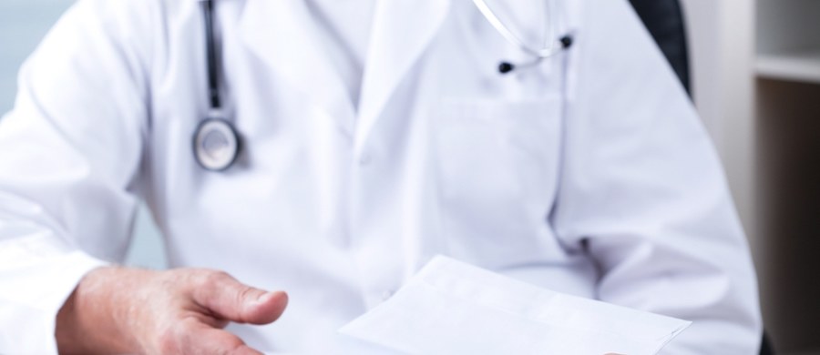 Łódzka prokuratura okręgowa postawiła zarzuty lekarzowi pracującemu w Wojewódzkim Wielospecjalistycznym Centrum Onkologii i Traumatologii im. M. Kopernika w Łodzi. Sprawa dotyczy przyjmowania korzyści majątkowych w latach 2020–2023 w zamian za przyspieszanie operacji finansowanych przez Narodowy Fundusz Zdrowia.
