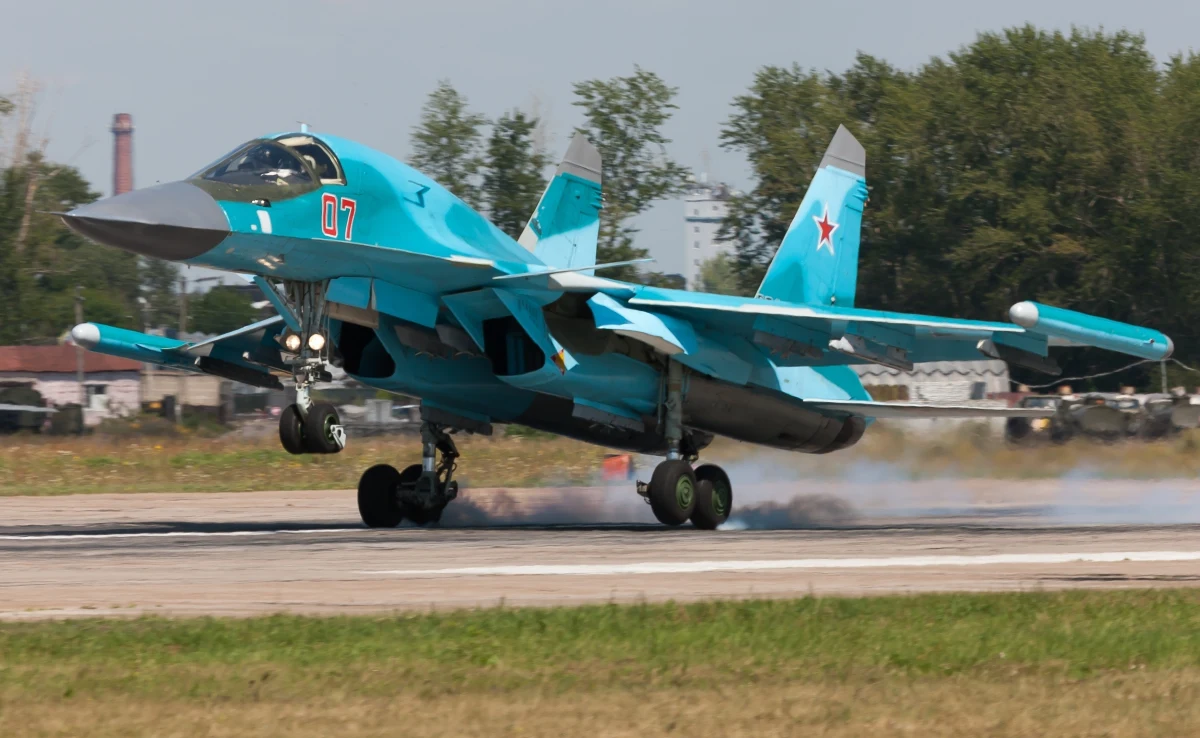 Służba Bezpieczeństwa Ukrainy i Siły Operacji Specjalnych użyły dronów dalekiego zasięgu do zniszczenia dwóch rosyjskich samolotów SU-34 na lotnisku Marinowka w obwodzie wołgogradzkim w Rosji. Uszkodzeniu uległy dwie kolejne maszyny.