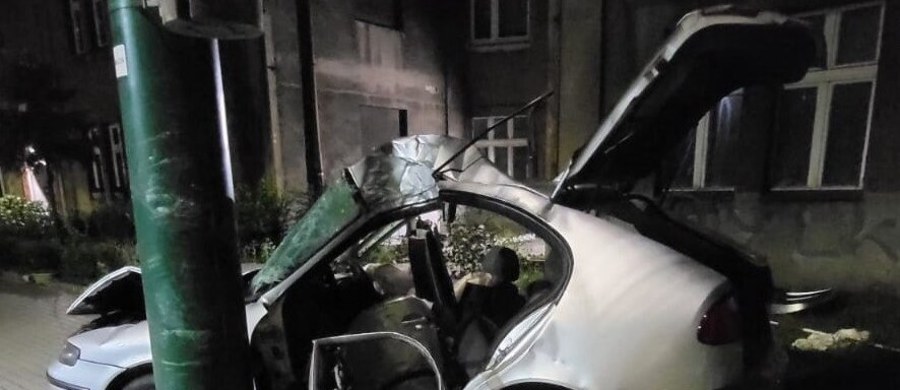 18-letni kierowca oraz 17-letnia pasażerka seata trafili do szpitala po tym, jak zjechali z drogi i uderzyli w słup trakcji tramwajowej - poinformowała w piątek policja. Do wypadku doszło w Świętochłowicach w województwie śląskim. 18-latek jest w stanie ciężkim. O sile uderzenia świadczy to, że auto niemal "owinęło się" wokół słupa.