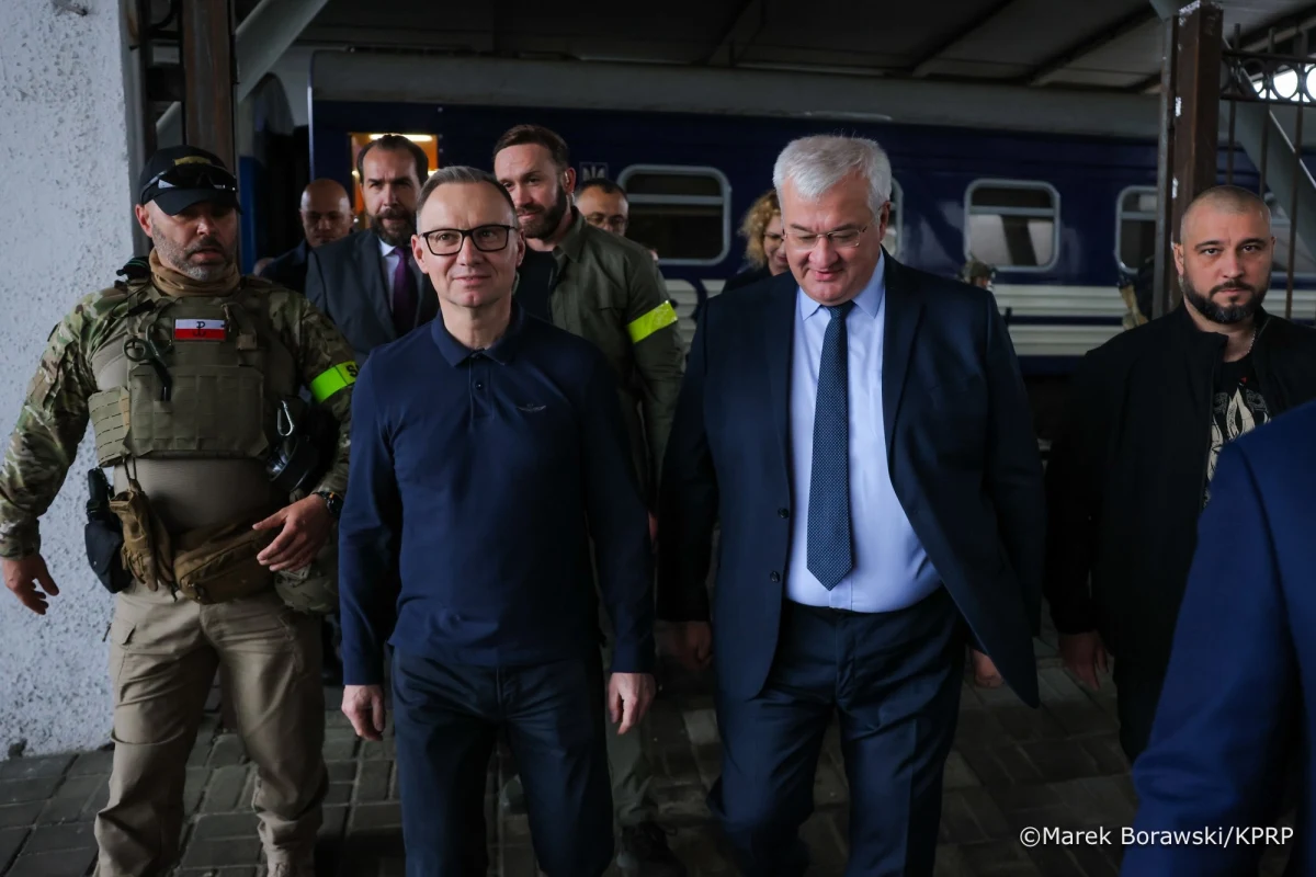 Prezydent Andrzej Duda przybył rano do Kijowa. Jak przekazała jego kancelaria, ma w planach spotkanie z prezydentem Ukrainy Wołodymyrem Zełenskim. Dziś obchodzony jest Dzień Konstytucji Ukrainy.