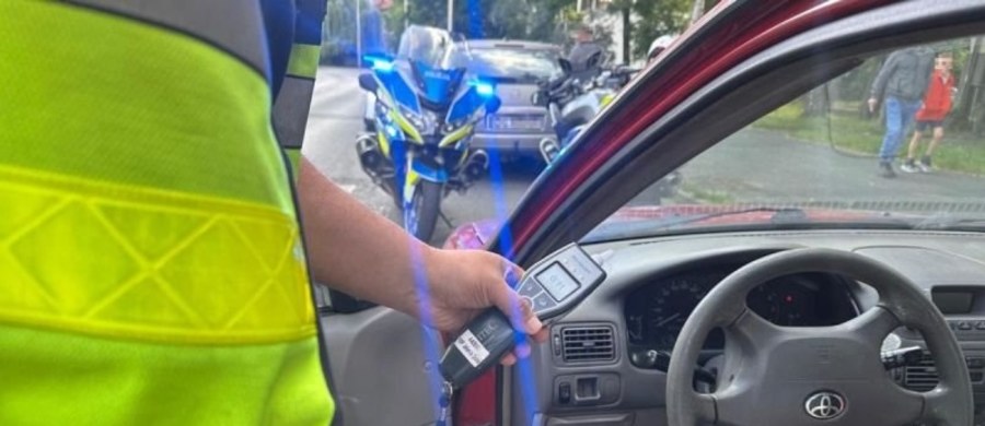 Jeleniogórscy policjanci zatrzymali mężczyznę, który kierując samochodem pod wpływem alkoholu wyprzedzał inny pojazd na przejściu dla pieszych i to w pobliżu szkoły. 51-latek odpowie przed sądem, a grozić mu może do 3 lat zakazu prowadzenia wszelkich pojazdów mechanicznych, punkty karne oraz wysoka grzywna.