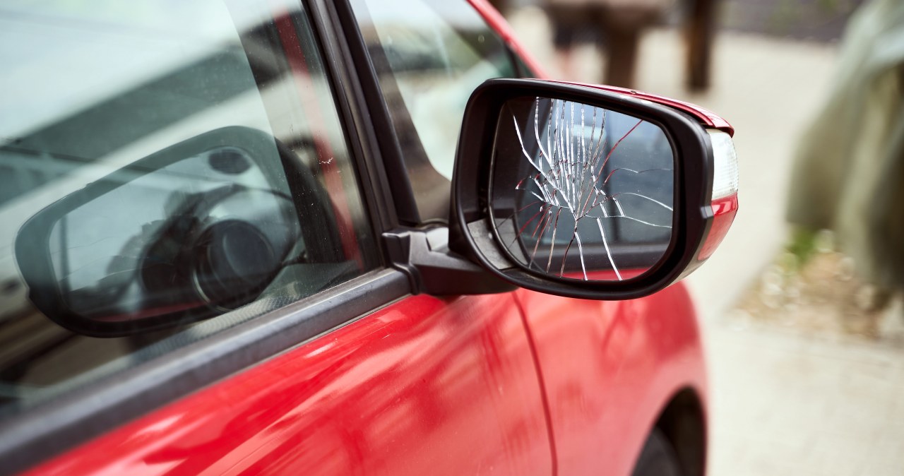 Eksperci ostrzegają przed oszustwem "na lusterko". Jak się skutecznie bronić?