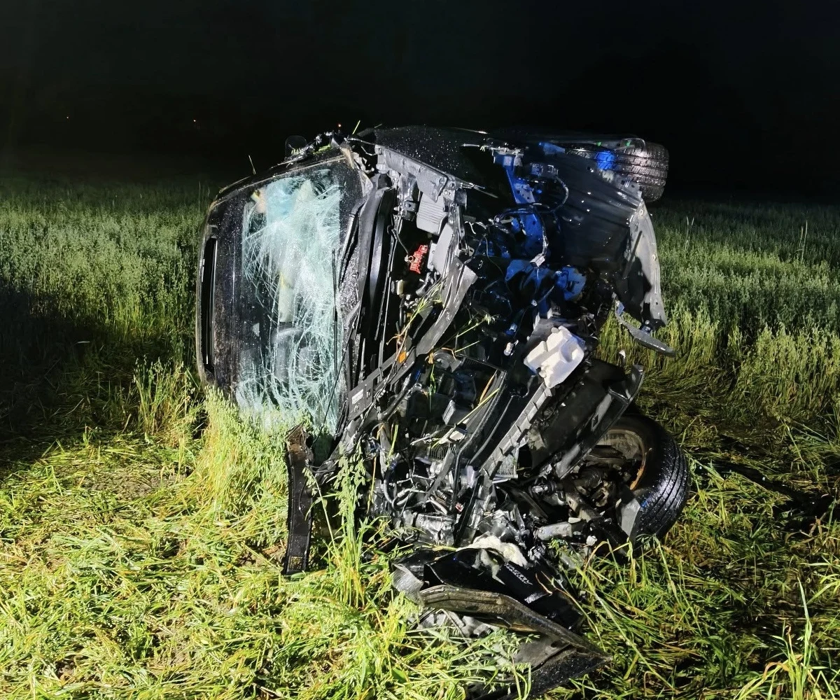 Dramatycznie wyglądający wypadek na Podlasiu. 27-letnia pijana kobieta w ciąży podróżowała autem wraz z 6-letnim dzieckiem. W miejscowości Bohoniki jej samochód dachował. Oboje trafili do szpitala.