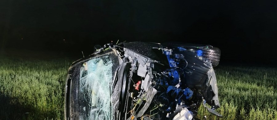 Dramatycznie wyglądający wypadek na Podlasiu. 27-letnia pijana kobieta w ciąży podróżowała autem wraz z 6-letnim dzieckiem. W miejscowości Bohoniki jej samochód dachował. Oboje trafili do szpitala.