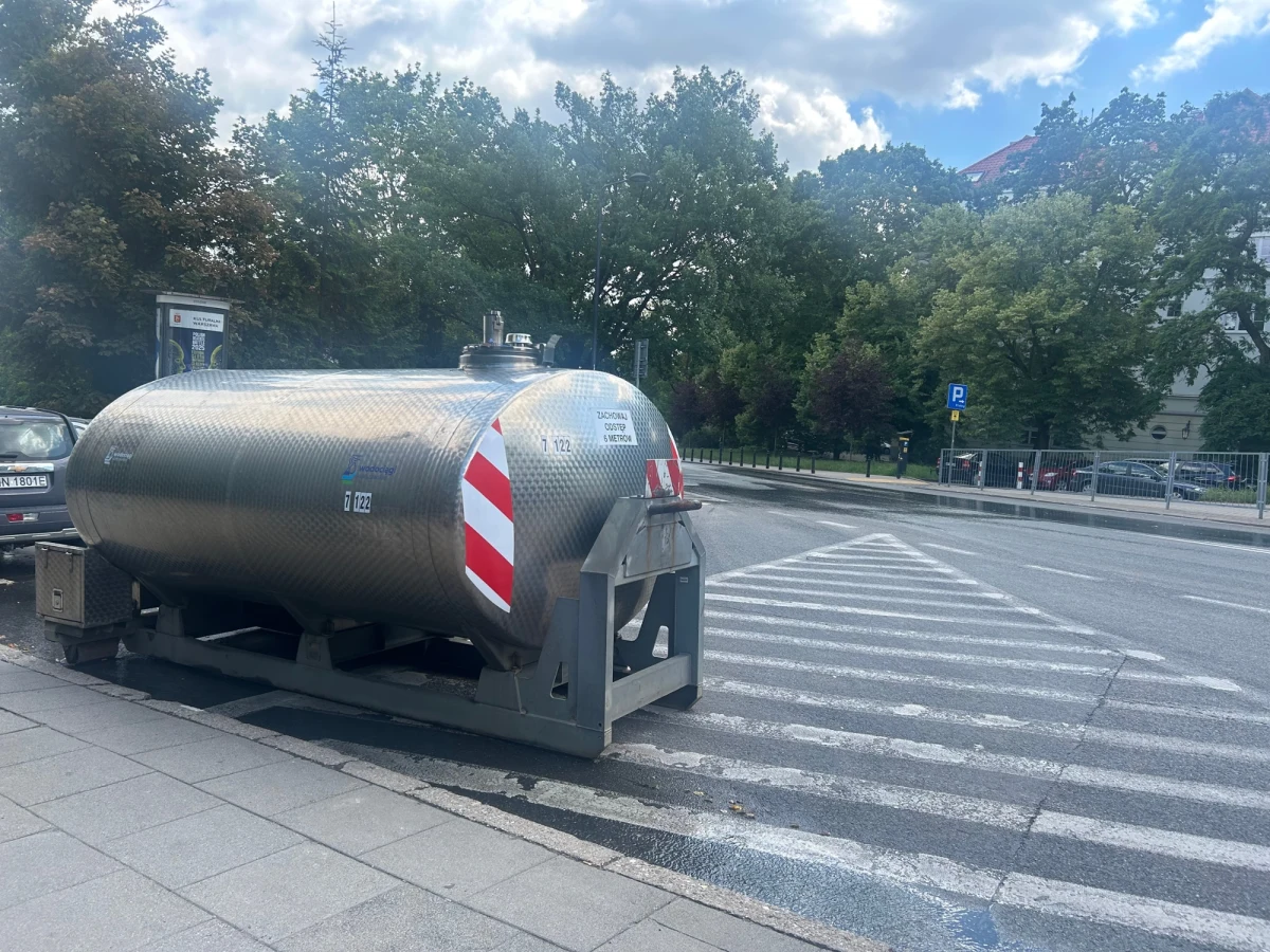 Poważna awaria wodno-kanalizacyjna w centrum Warszawy. Woda nie dociera do mieszkańców ponad dwudziestu budynków przy ulicy Górnośląskiej, Jazdów i Myśliwieckiej.