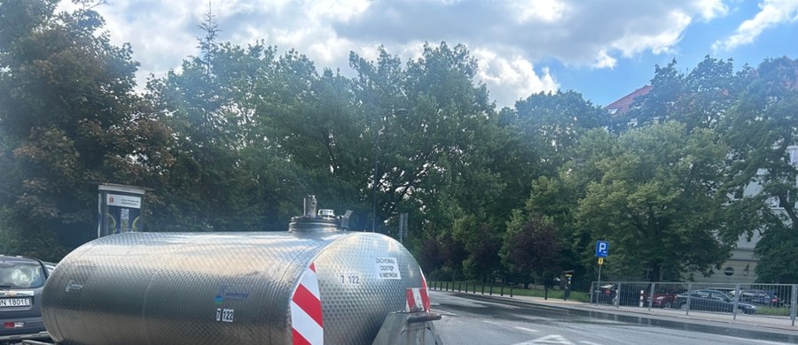 Poważna awaria wodno-kanalizacyjna w centrum Warszawy. Woda nie dociera do mieszkańców ponad dwudziestu budynków przy ulicy Górnośląskiej, Jazdów i Myśliwieckiej.